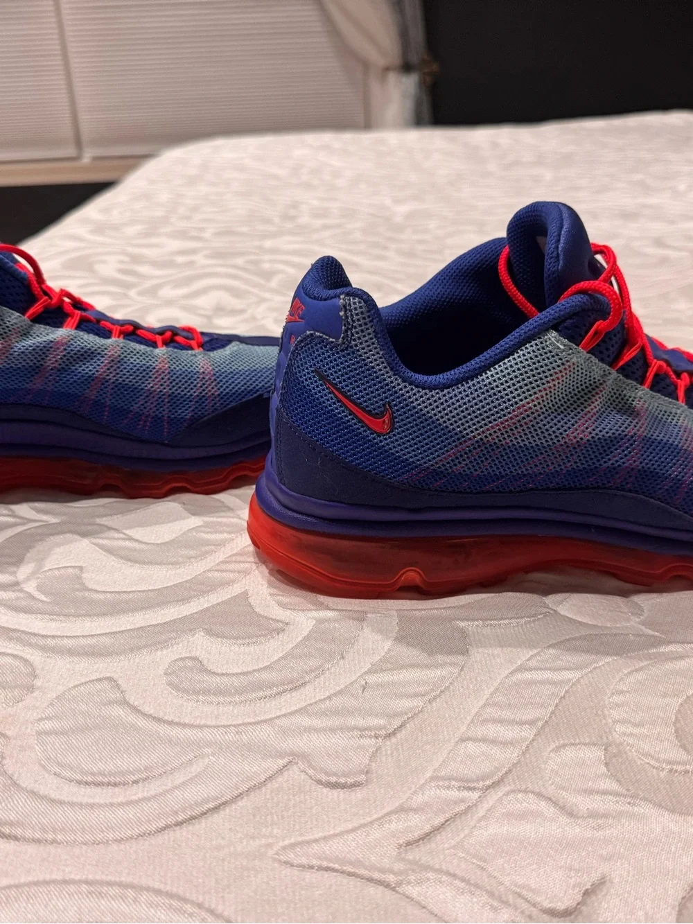 Air max mens 10.5 Blue Sneakers with Red Accents